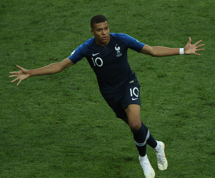 巴黎欧冠淘汰赛惊险晋级，<a href='/news/tag/1198.html' style='color: blue;'>姆巴佩</a>转会后两队命运迥异